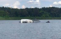 В Киеве самолет совершил аварийную посадку на воду (обновлено)