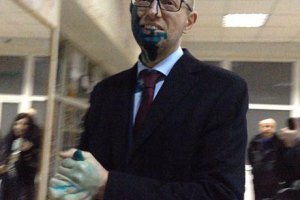 Мужчина, обливший Яценюка зеленкой, имел судимости, - милиция