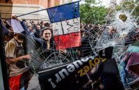 Первомайское шествие в Париже переросло в столкновения с полицией