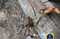 У Маріуполі росіяни залишають снаряди біля будинків та у парках