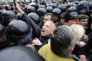Протестующие переместились под Администрацию Президента
