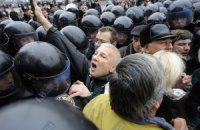Протестующие переместились под Администрацию Президента