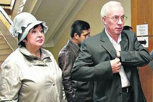 Азаров с женой улетел в Будапешт