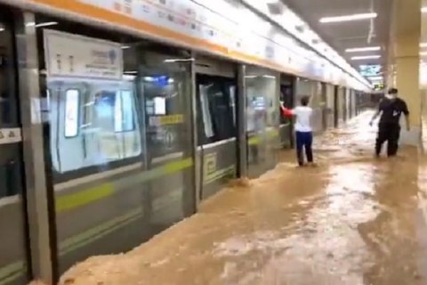 В китайской провинции Хэнань из-за сильного ливня затопило метро, 12 человек погибли