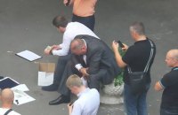 Во дворе возле Администрации президента задержали мужчину с $30 тыс.