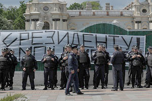 Милиция взяла ВР в блокаду