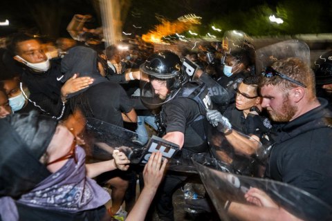 В ходе протестов в США зафиксировали более 200 нападений на журналистов