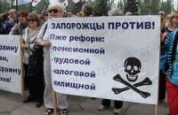 Жители Запорожья передали Азарову лопату, Януковичу - метлу