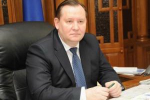 Луганский губернатор подарил подшефным трактор и гитару