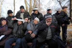 Чернобыльцы под Кабмином начинают сухую голодовку и угрожают самосожжением