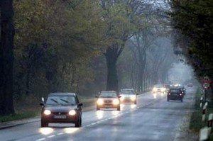 ГАИ напоминает водителям, что с 1 октября днем нужно включать фары