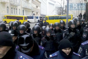  Сотни беркутовцев с дубинками и в шлемах окружили Кабмин 