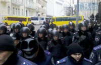  Сотни беркутовцев с дубинками и в шлемах окружили Кабмин 