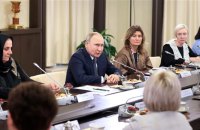 Під виглядом солдатських матерів Путін вчора зустрічався з чиновницями і депутатками