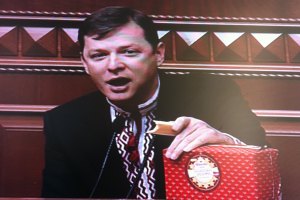 Ляшко в Раде съел кусок украинского сыра 