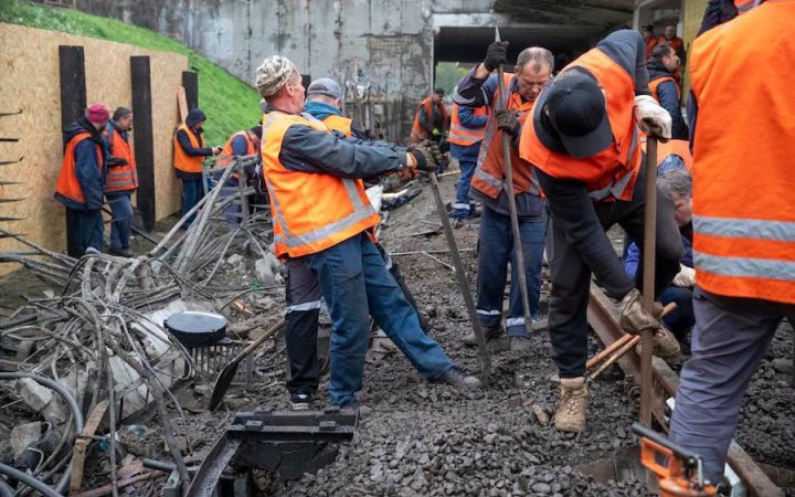 Рух «червоною» гілкою метро Києва відновили від кінцевої до кінцевої, але на «Чернігівській» не зупиняються