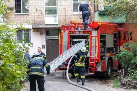 У Києві під час пожежі в квартирі п'ятиповерхівки загинула жінка