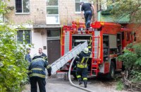 В Киеве при пожаре в квартире пятиэтажки погибла женщина