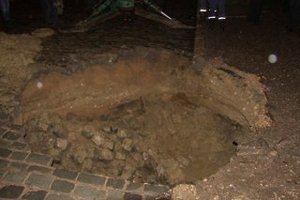 В Севастополе провалился участок проезжей части дороги