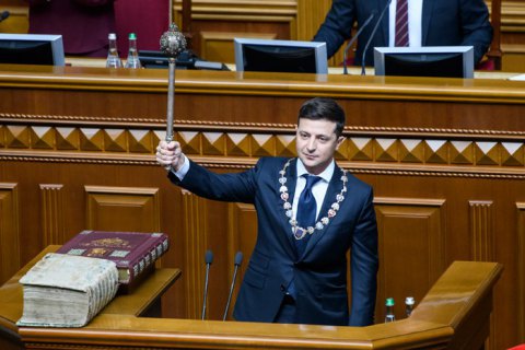 Премьер и королева Британии поздравили Зеленского (Обновлено)
