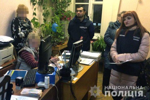 В Киеве замдиректор госпредприятия задержана при получении 190 тыс. гривен взятки