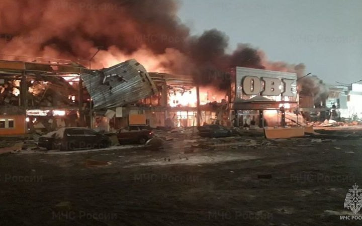Під Москвою спалахнула сильна пожежа у торговому комплексі, площа складає 7 тис. кв. метрів
