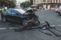 У центрі Києва позашляховик влетів у натовп пішоходів, є постраждалі (оновлено)