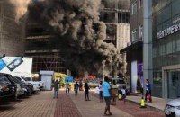 Более 300 человек оказались заблокированными при пожаре на крыше небоскреба в Гонконге