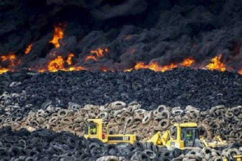 В Испании из-за горящих шин эвакуируют тысячи людей