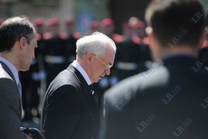 Янукович требует от Азарова отчета за первое полугодие