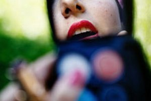 Губная помада может привести к бесплодию, - ученые