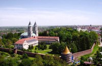 У монастирі бенедиктинок у Польщі чоловік із ножем напав на людей: загинув священник