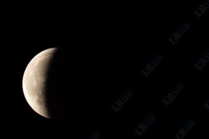 На Земле началось единственное в этом году солнечное затмение