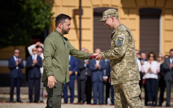 Президент вручив державні нагороди, відзнаки військовим частинам і бойові прапори з нагоди Дня Незалежності