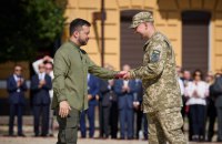 Президент вручив державні нагороди, відзнаки військовим частинам і бойові прапори з нагоди Дня Незалежності