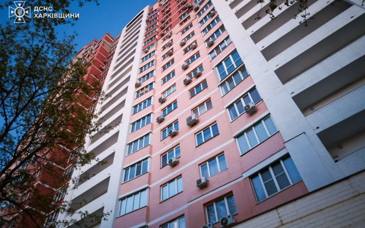 Росіяни атакували багатоповерхівку у Харкові, є поранені