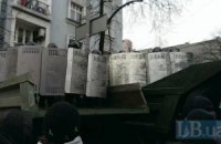 Милиция построила двухметровый блокпост на подходе к ВР