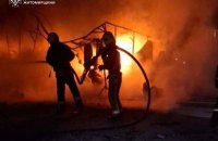 Унаслідок падіння уламків ворожих дронів у Житомирі виникли пожежі