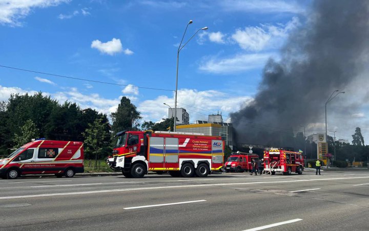 У Києві горіла АЗС, троє потерпілих (оновлено)