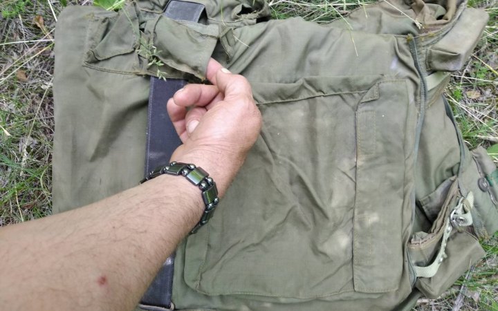 "Сміялися усім підрозділом": українські бійці "проінспектували" трофейний російський бронежилет