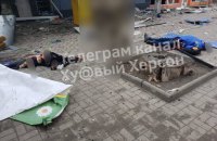 У Херсоні росіяни влучили в зупинку громадського транспорту, загинули 5 осіб, поранені 16 (оновлено)