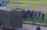 ​Белорусский ОМОН избил подростков-фанатов