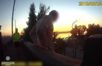 Патрульные Днепра уговорили мужчину не прыгать с моста