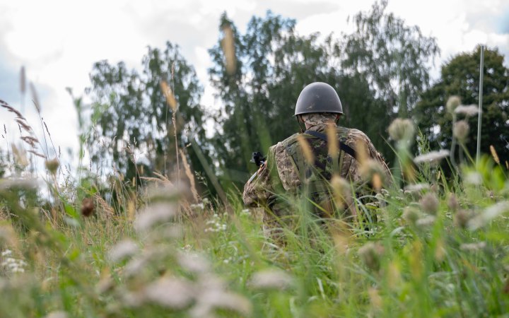 Канадські інструктори навчають українських саперів