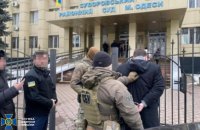 ​В Одесі затримали помічника судді, який попереджав підозрюваних про обшуки