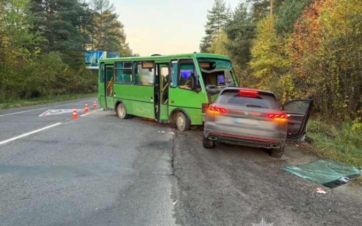 ​На Львівщині зіткнулися рейсовий автобус і позашляховик: є постраждалі
