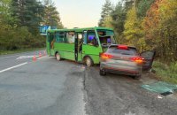 ​На Львівщині зіткнулися рейсовий автобус і позашляховик: є постраждалі