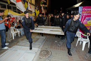 Ночь на Крещатике: "Беркут" убирает заграждения, митингующие спят сидя