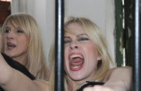 ​Фанатка Ландика избила ногами активистку FEMEN