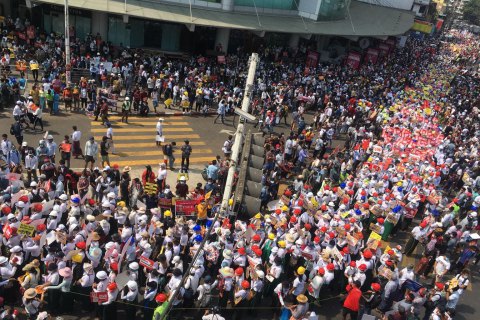 У М'янмі померла протестувальниця, в яку стріляли на мітингу проти захоплення влади військовими
